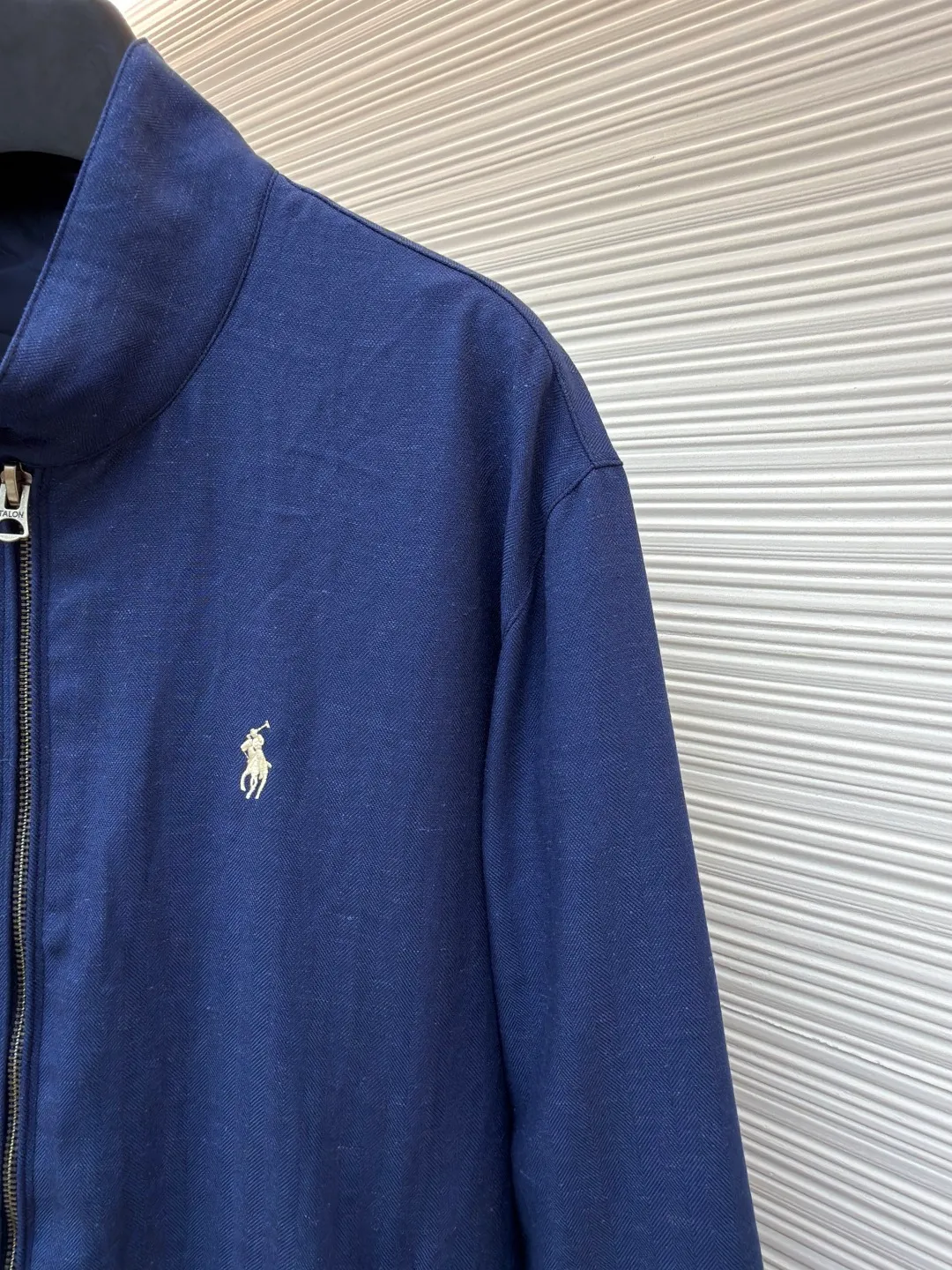 Ralph Lauren logo embroidered reversible jacket ●Original version: Purchased and developed for 3990 ●Item number: 1681790-B75 ●Material: matte moire taffeta fabric ●Technology: embroidery production ●Color: blue ●Version: Fitted version ●Weight: about 530 grams ●Size: S-M-L-XL ●Description: Customized matte moire taffeta and twill jacquard brocade Light and tough Drape smooth Comfortable to the skin Khaki brown tone, calm and noble, two clothes in one, unlimited style. One side is decorated with twill jacquard brocade, which has its own retro filter, like the pocket watch gear of an old-school gentleman. The other side is made of matte moiré taffeta, which has a relaxed breathing feeling. Casual and comfortable casual genes, exquisite pony logo embellishment, fully recognizable. The classic stand-up collar is closed with three hidden button tabs. Simplicity controls complexity. The design philosophy hidden in the details. Double-sided style. Hidden old money and slack in one garment, imported machine embroidery technology is used. Advanced computer control systems and precision mechanical components are used to achieve the iconic pony embroidery operation. High precision. The lines are smooth and delicate. The template machine opens the bag. The preset template guides the position, shape and size of the bag opening. The accuracy ensures the quality of the bag opening effect. Ergonomic three-dimensional cutting returns to traditional craft techniques through segmentation, folding, shrinking and stretching. The so-called slow work and fine work are respect for the material and the pursuit of feel. The workmanship is complex and tedious, slow in aging, high in wear and tear, and the fabrics have been carefully washed to have a better hand feel and texture. It is not easy to deform, shrink or fade, and maintains long-term beauty. The overall wiring is straight and delicate, the fabric is comfortable and soft, and the color is consistent without color difference. It can be matched with the same style to create a fashionable look and control various occasions. Customized accessories, complete with three standards, same style for men and women!